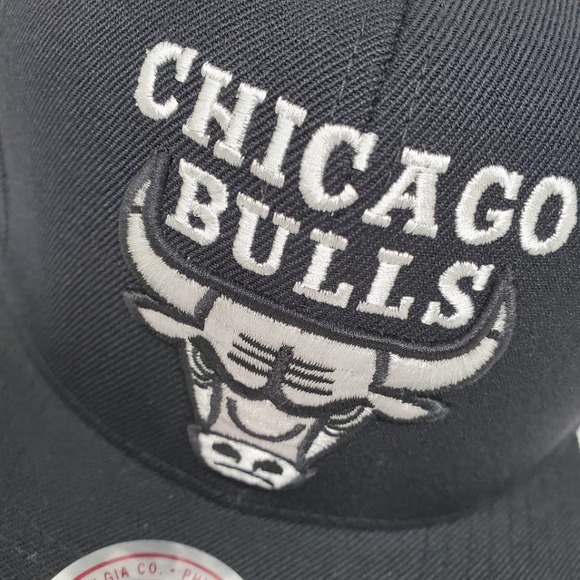 NBA Mitchell & Ness B&W Classic Logo Snapback Hat - Chicago Bulls - Picture 2 of 4